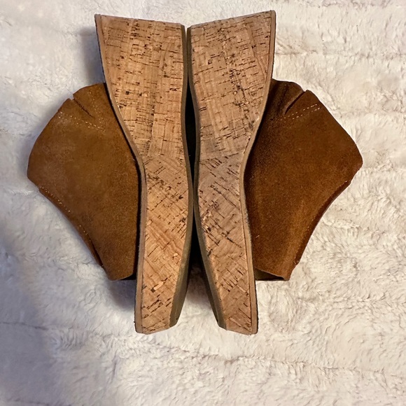 Brown Suede wedge sandals. Cork wedge heel - Picture 7 of 8